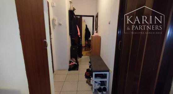 Na predaj 2,5-izbový byt v tehlovom dome v centre Nových Zámkov – zrekonštruovaný, s dvoma pivnicami