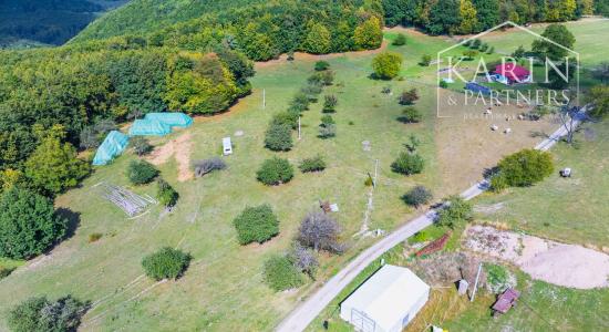 Stavebný pozemok so schváleným projektom rekreačnej chaty a elektrikou v lokalite Nová Baňa - Bukovina