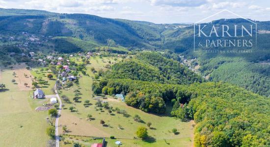 Stavebný pozemok so schváleným projektom rekreačnej chaty a elektrikou v lokalite Nová Baňa - Bukovina