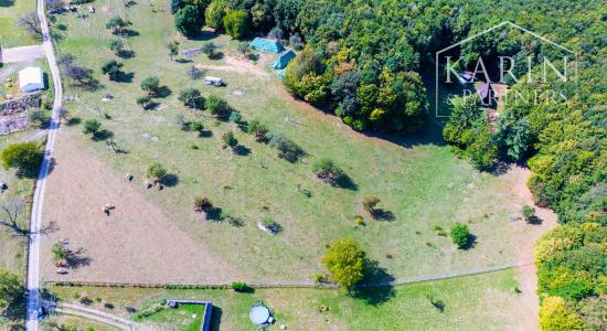 Stavebný pozemok so schváleným projektom rekreačnej chaty a elektrikou v lokalite Nová Baňa - Bukovina