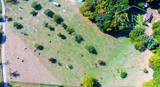 Stavebný pozemok so schváleným projektom rekreačnej chaty a elektrikou v lokalite Nová Baňa - Bukovina