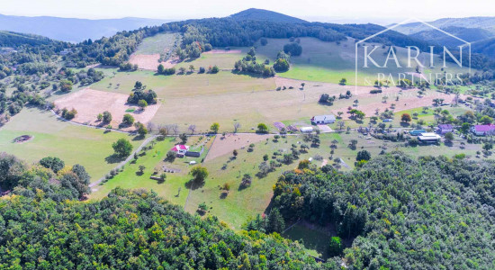Stavebný pozemok so schváleným projektom rekreačnej chaty a elektrikou v lokalite Nová Baňa - Bukovina