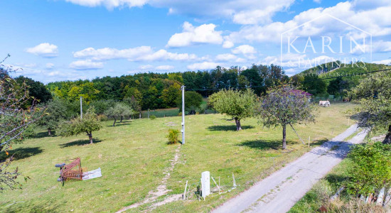 Stavebný pozemok so schváleným projektom rekreačnej chaty a elektrikou v lokalite Nová Baňa - Bukovina