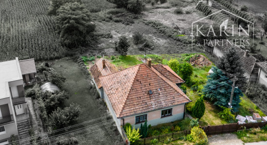 RODINNÝ DOM SO ZÁHRADOU V POKOJNEJ OBCI NA PODUNAJSKEJ NÍŽINE