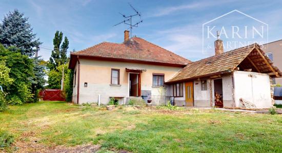 RODINNÝ DOM SO ZÁHRADOU V POKOJNEJ OBCI NA PODUNAJSKEJ NÍŽINE