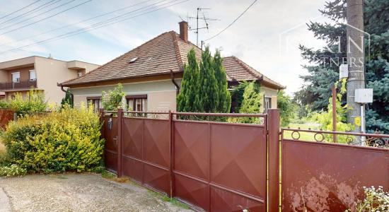 RODINNÝ DOM SO ZÁHRADOU V POKOJNEJ OBCI NA PODUNAJSKEJ NÍŽINE