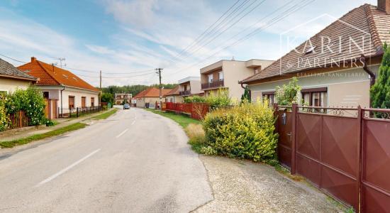 RODINNÝ DOM SO ZÁHRADOU V POKOJNEJ OBCI NA PODUNAJSKEJ NÍŽINE