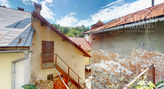 Rodinný dom s priestormi na podnikanie so záhradou a možnosťou vybudovania podkrovia v centre Banskej Štiavnice