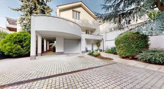 3 podlažná mestská vila na Hradnom kopci | 359m² | garáž | sauna| les