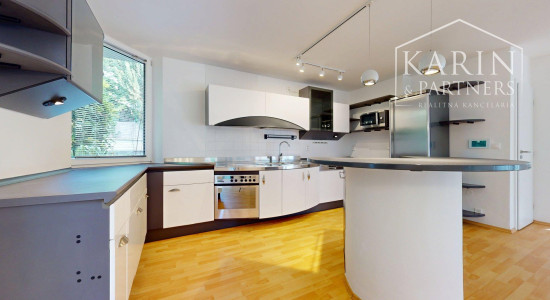 3 podlažná mestská vila na Hradnom kopci | 359m² | garáž | sauna| les