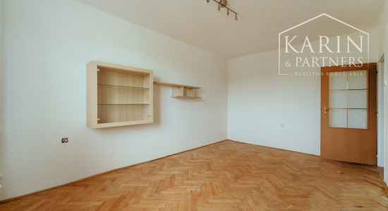 INVESTIČNÝ 3i BYT NA PREDAJ, M. NEŠPORA, HOLÍČ