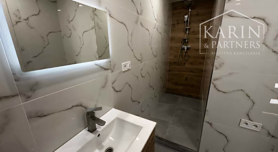 Kompletne zrekonštruovaný 61m2 priestranný 2-izbový byt s loggiou v Lučenci