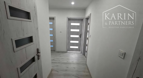 Kompletne zrekonštruovaný 61m2 priestranný 2-izbový byt s loggiou v Lučenci