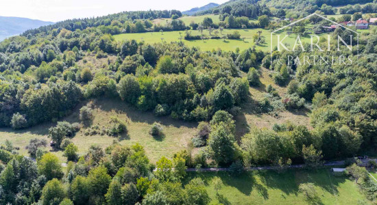 Stavebný pozemok určený na výstavbu rodinných domov v tichej lokalite s krásnymi výhľadmi v Novej Bani