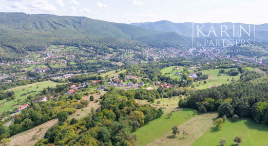 Stavebný pozemok určený na výstavbu rodinných domov v tichej lokalite s krásnymi výhľadmi v Novej Bani