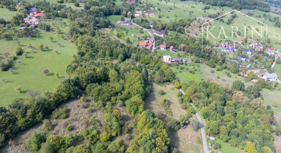 Stavebný pozemok určený na výstavbu rodinných domov v tichej lokalite s krásnymi výhľadmi v Novej Bani