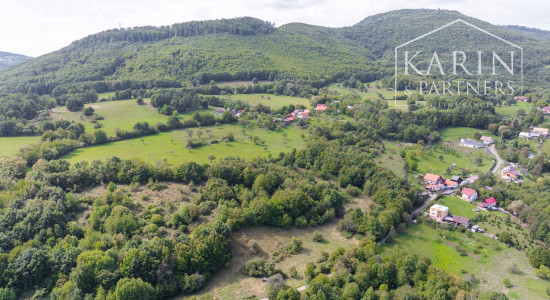 Stavebný pozemok určený na výstavbu rodinných domov v tichej lokalite s krásnymi výhľadmi v Novej Bani