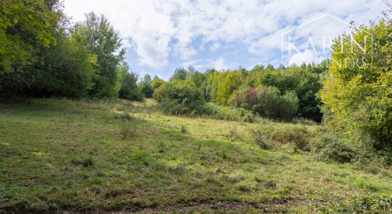 Stavebný pozemok určený na výstavbu rodinných domov v tichej lokalite s krásnymi výhľadmi v Novej Bani