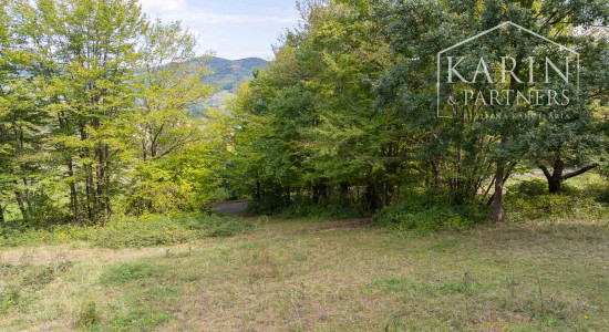 Stavebný pozemok určený na výstavbu rodinných domov v tichej lokalite s krásnymi výhľadmi v Novej Bani