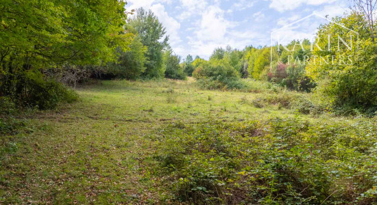 Stavebný pozemok určený na výstavbu rodinných domov v tichej lokalite s krásnymi výhľadmi v Novej Bani