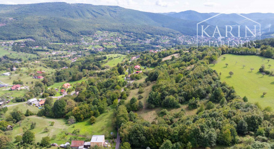 Stavebný pozemok určený na výstavbu rodinných domov v tichej lokalite s krásnymi výhľadmi v Novej Bani