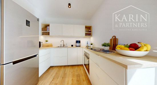 REZERVOVANÉ PRAKTICKY ZARIADENÝ 2I BYT S BALKÓNOM A PIVNICOU