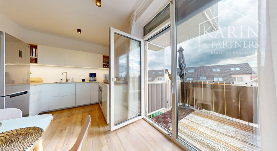 REZERVOVANÉ PRAKTICKY ZARIADENÝ 2I BYT S BALKÓNOM A PIVNICOU