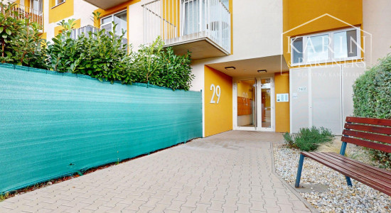 REZERVOVANÉ PRAKTICKY ZARIADENÝ 2I BYT S BALKÓNOM A PIVNICOU