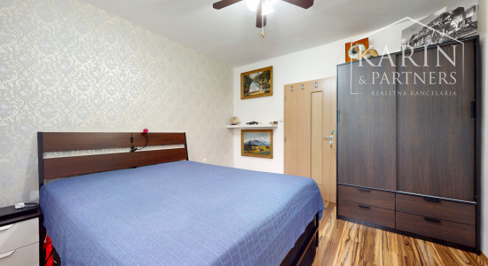 PREDANÉ - Priestranný 3-izbový byt s veľkou pivnicou na predaj v tichej časti Petržalky – Lachova ulica