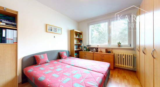 PREDANÉ - Priestranný 3-izbový byt s veľkou pivnicou na predaj v tichej časti Petržalky – Lachova ulica