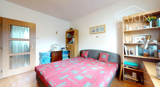 PREDANÉ - Priestranný 3-izbový byt s veľkou pivnicou na predaj v tichej časti Petržalky – Lachova ulica