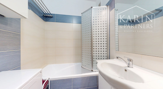 PREDANÉ - Priestranný 3-izbový byt s veľkou pivnicou na predaj v tichej časti Petržalky – Lachova ulica