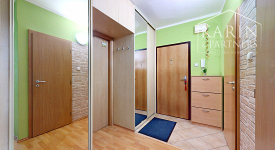 PREDANÉ - Priestranný 3-izbový byt s veľkou pivnicou na predaj v tichej časti Petržalky – Lachova ulica