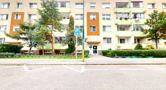 PREDANÉ - Priestranný 3-izbový byt s veľkou pivnicou na predaj v tichej časti Petržalky – Lachova ulica