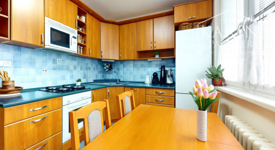 PREDANÉ - Priestranný 3-izbový byt s veľkou pivnicou na predaj v tichej časti Petržalky – Lachova ulica