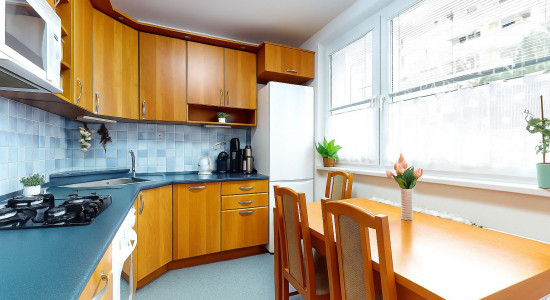 PREDANÉ - Priestranný 3-izbový byt s veľkou pivnicou na predaj v tichej časti Petržalky – Lachova ulica