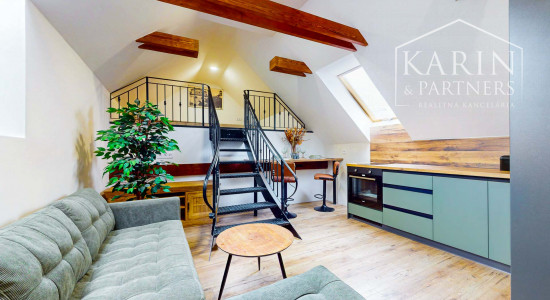 REZERVOVANÉ! V centre Banskej Štiavnice nový podkrovný byt v meštianskom dome oproti parkovisku na predaj