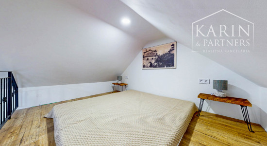 REZERVOVANÉ! V centre Banskej Štiavnice nový podkrovný byt v meštianskom dome oproti parkovisku na predaj