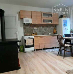 Kompletne zrekonštruovaný 3-izbový byt s komorou – pokojné bývanie pri Banskej Bystrici