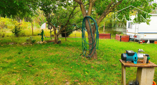 Na predaj: Udržiavaná záhrada s ovocnými stromami, studňou, bazénom a domčekom – Nové Zámky