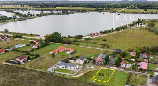 Stavebný pozemok v rekreačnej oblasti Adamov v blízkosti jazier