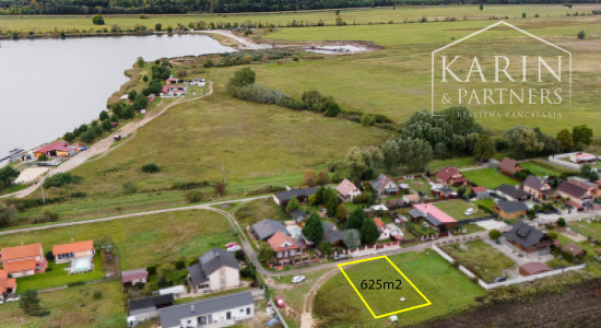 Stavebný pozemok v rekreačnej oblasti Adamov v blízkosti jazier