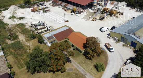 NA PREDAJ: Rozsiahly areál s betónovou plochou – ideálne pre sklady, logistiku alebo parkovanie