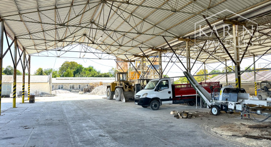 NA PREDAJ: Rozsiahly areál s betónovou plochou – ideálne pre sklady, logistiku alebo parkovanie