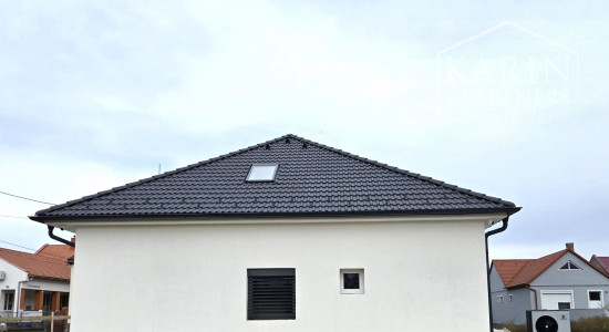 Predaj-rodinný dom 6 izbová novostavba, pozemok 998m2 v Maďarskej obci Bezenye.