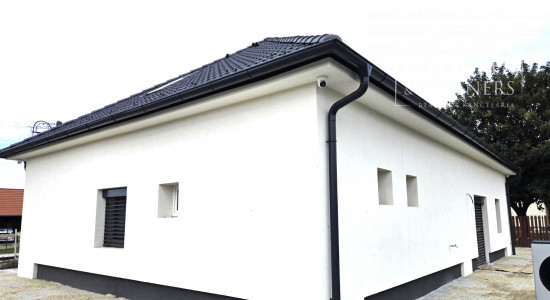 Predaj-rodinný dom 6 izbová novostavba, pozemok 998m2 v Maďarskej obci Bezenye.