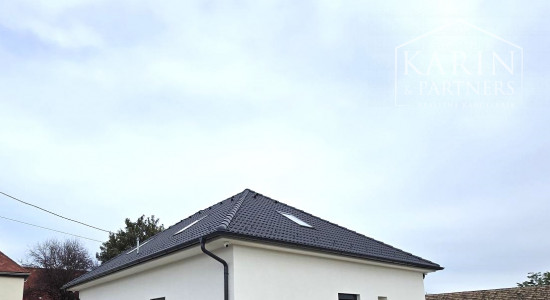 Predaj-rodinný dom 6 izbová novostavba, pozemok 998m2 v Maďarskej obci Bezenye.