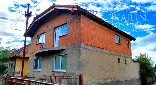 TIP: Exkluzívne len u nás: 5izbový rodinný dom v obci Nitriansky Hrádok, priamo na brehu rybníka Mederčina