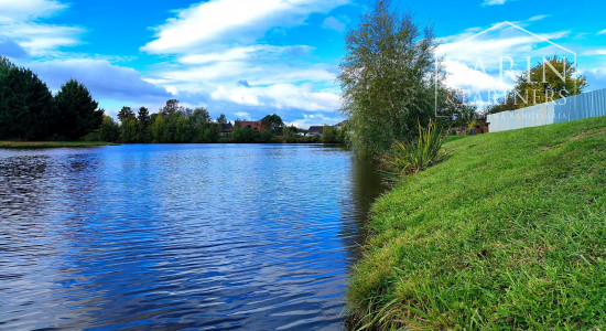 TIP: Exkluzívne len u nás: 5izbový rodinný dom v obci Nitriansky Hrádok, priamo na brehu rybníka Mederčina