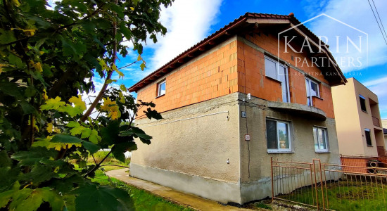 TIP: Exkluzívne len u nás: 5izbový rodinný dom v obci Nitriansky Hrádok, priamo na brehu rybníka Mederčina